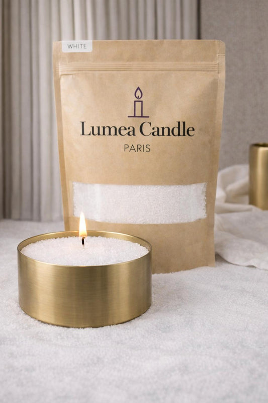 Bougie en perles blanc Lumea Candle Paris dans pot doré